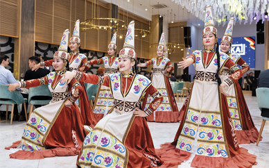 Le programme d'inauguration comprenait également une démonstration de danses kazakhes.